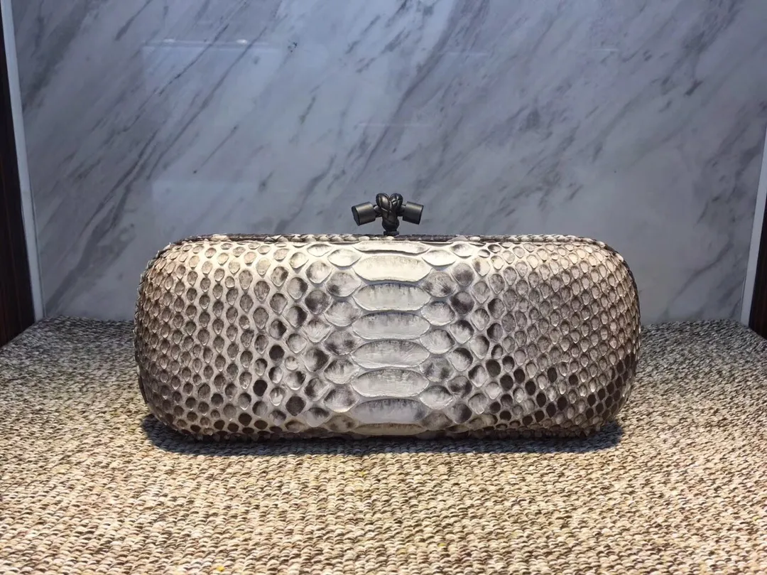 🔥🔥Model No. 8651🔥🔥This elegant clutch bag is one of the most popular handbags in woven bags. It is an interpretation of a classic design that was reintroduced in 2001. Since its launch, the Knot clutch has exhibited exquisite craftsmanship and integrated different styles from low-key to flamboyant. Each new Knot product demonstrates the irresistible and timeless charm of this classic handbag. This luxurious handbag features the signature braided rope buckle and is crafted from rare yellow-ringed forest snake and water snake skins. More charming and luxurious texture. Size Large 25cm